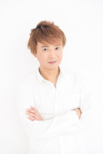 舞台『転生した大聖女は、聖女であることをひた隠す』の脚本・演出を担当する伊勢直弘