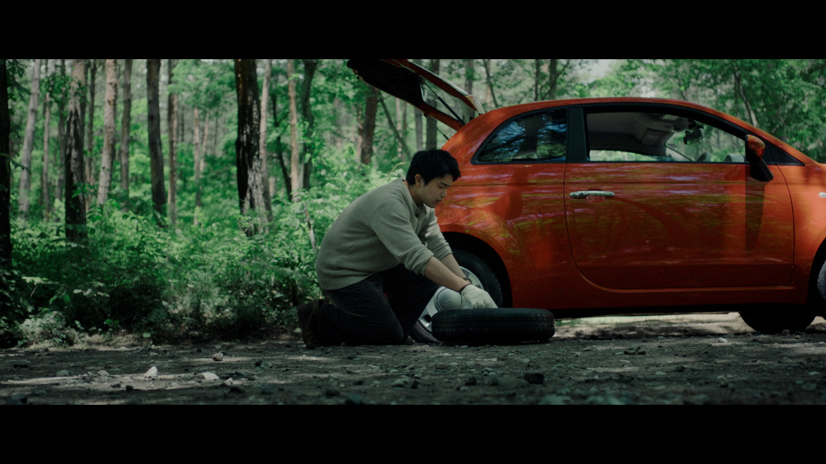King Gnu井口理、“推し”を守るため粉骨砕身　主演映画『逃げろお嬢さん』場面カット10点解禁