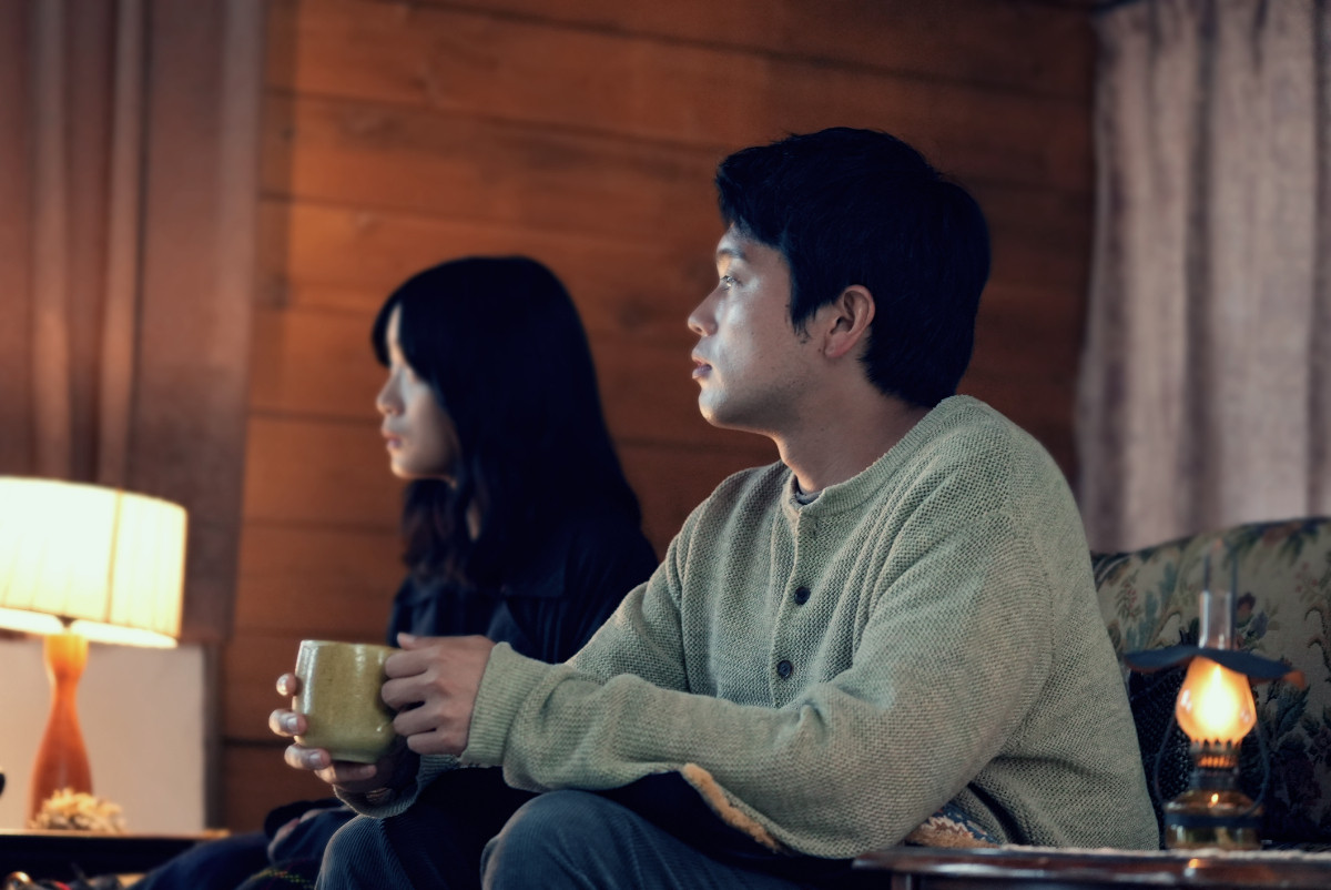 King Gnu井口理、“推し”を守るため粉骨砕身　主演映画『逃げろお嬢さん』場面カット10点解禁