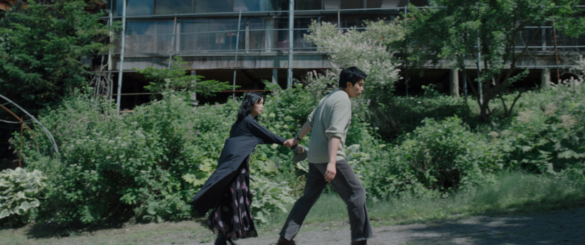 King Gnu井口理、“推し”を守るため粉骨砕身　主演映画『逃げろお嬢さん』場面カット10点解禁