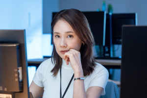 ドラマ10『会社員』の主演を務める吉田羊（宮木英理子 役）