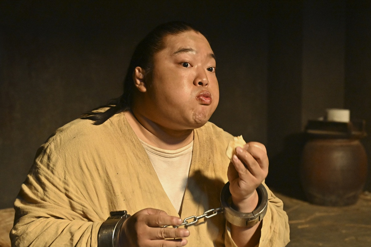 『VIVANT』“野崎”阿部寛＆ドラム再会にネット感動→野崎餓死!?のピンチに悲痛の声も「心配で寝れない」「大丈夫だよね？」
