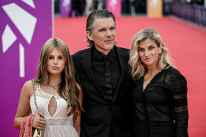 イーサン・ホーク、妻ライアン＆15歳の娘インディアナと珍しくレッドカーペットに