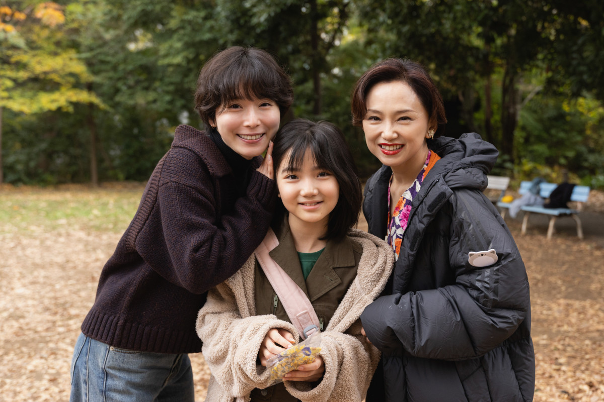 松岡茉優×仲里依紗『ダウンタイム』セットツアー映像解禁　話題の“研ナオコ特殊メイク”にも迫る