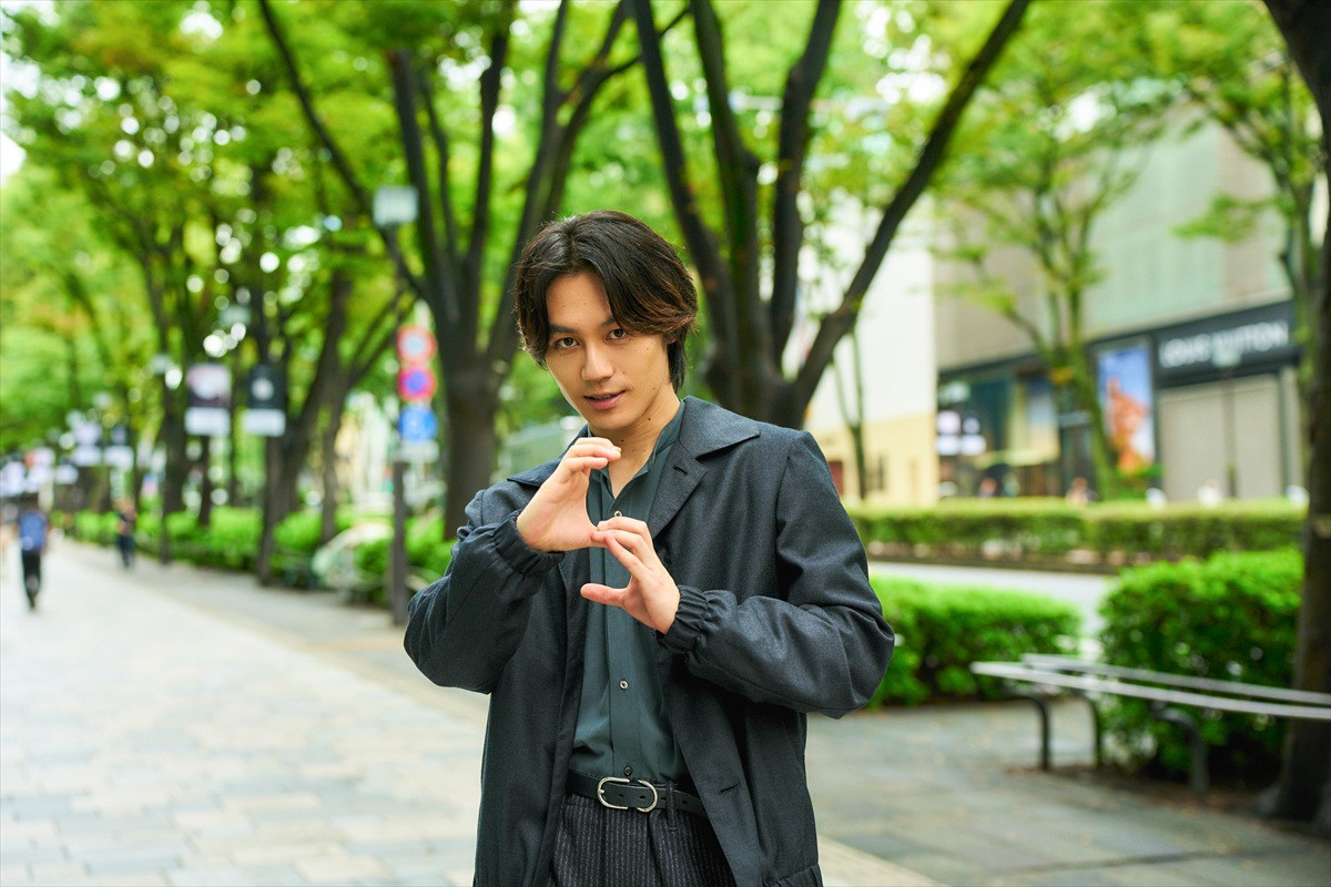 松田元太、スマートなダークグレースーツ姿で『はだかんぼうたち』クランクイン　演じる主人公は「悪っ！」
