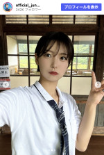 小坂田純奈、ファン称賛のミニスカ制服姿　※「小坂田純奈」Instagram