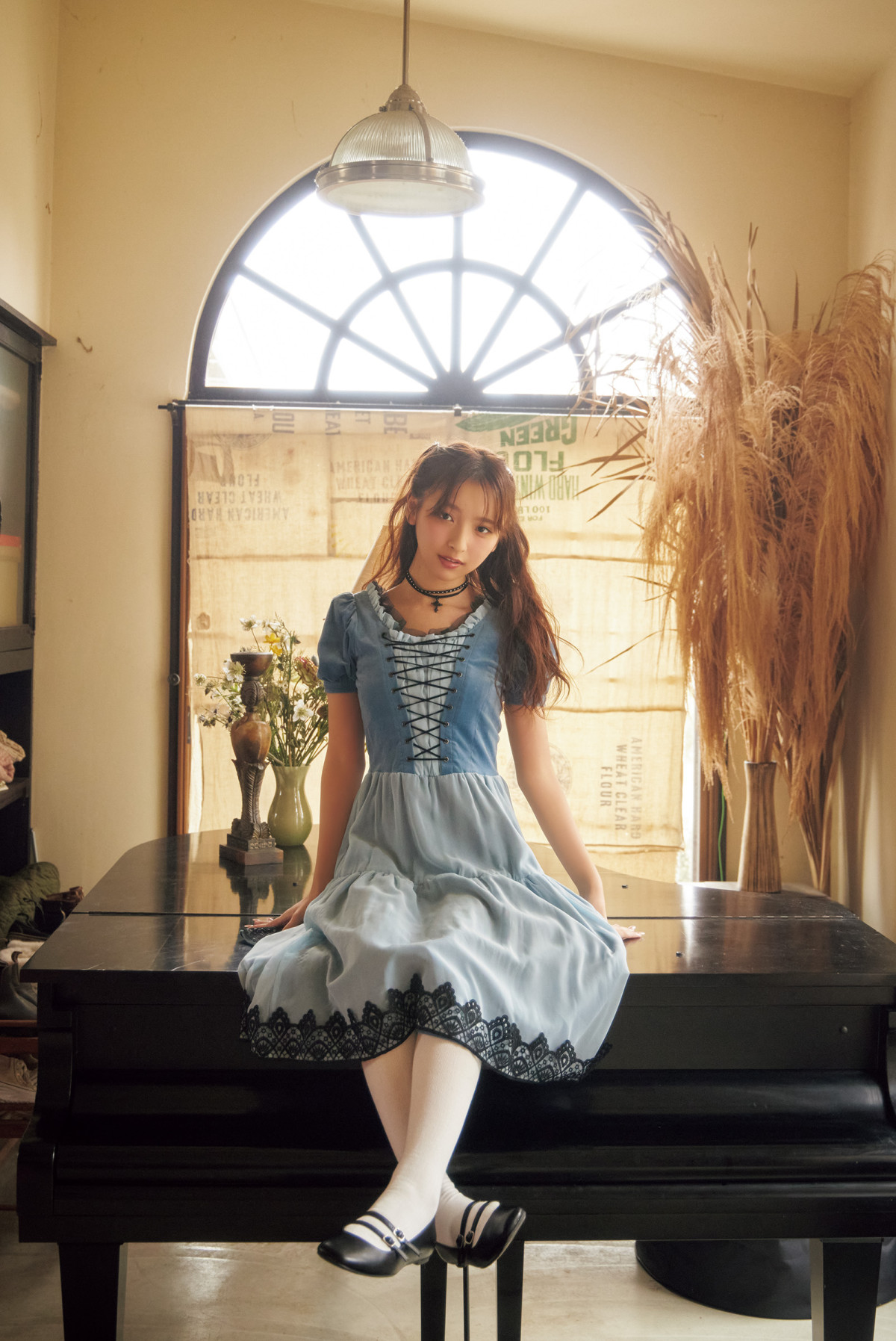 AKB48卒業→グラビア転身で大活躍の美女、キュートなドレス姿からキワどいチューブトップまで