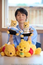 『プーさんへ 羽生結弦とくまのプーさん メモリーブック きせかえ衣装プーぬいぐるみ付き』2026年10月20日（火）まで予約受付中の羽生結弦