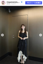 山本里菜、ノースリーブワンピのオフショット　※「山本里菜」Instagram