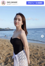 杜このみ、ビーチで佇むオフショット　※「杜このみ」Instagram