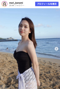 杜このみ、ビーチで佇むオフショット　※「杜このみ」Instagram