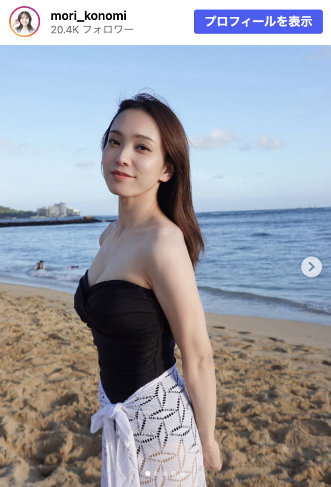 杜このみ、ビーチで佇むオフショット　※「杜このみ」Instagram