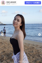 杜このみ、ビーチで佇むオフショット　※「杜このみ」Instagram