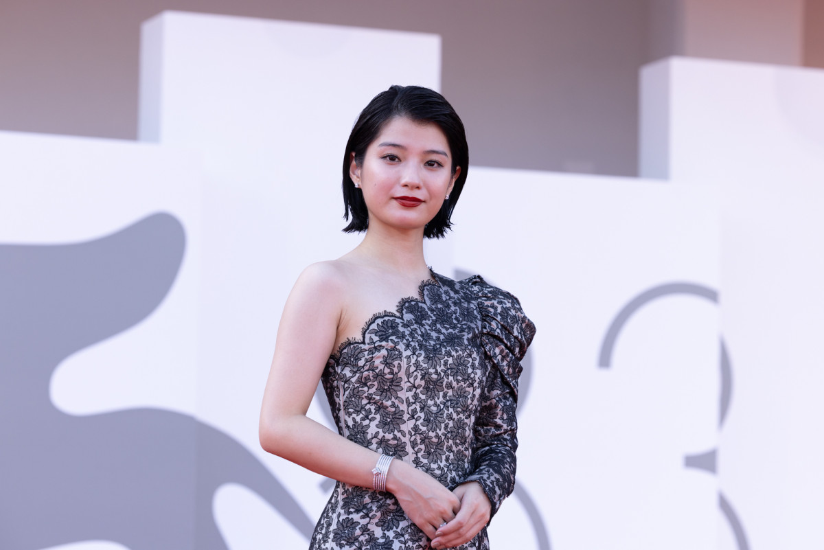 出口夏希＆蒔田彩珠、シックなドレス姿でヴェネチア国際映画祭レッドカーペットに登場