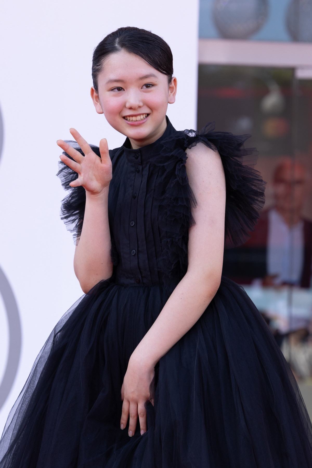 出口夏希＆蒔田彩珠、シックなドレス姿でヴェネチア国際映画祭レッドカーペットに登場
