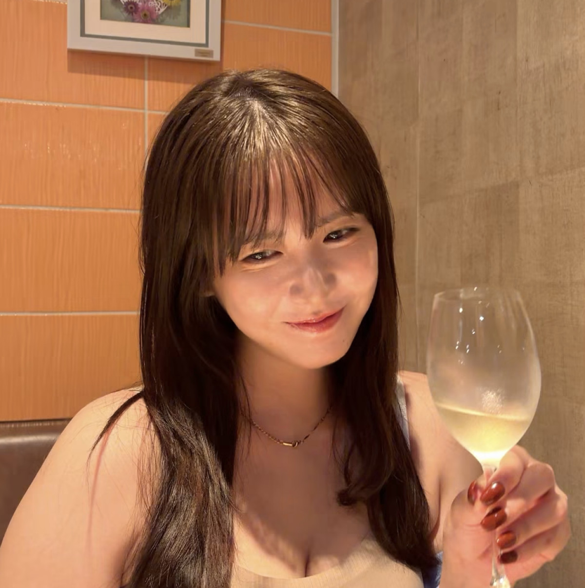 ひとみやで、ワインでほろ酔い　※「ひとみやで」Instagram