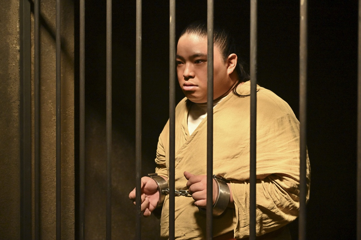 『VIVANT』“リュウ”堺雅人、ベッド搬入→上裸で汗だく　ネット騒然「地上波で流していいやつ？」「胸筋すご！」