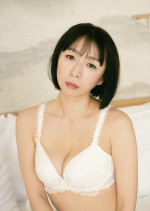 酒井若菜、13年ぶりの写真集『ぴこぴこ。』より