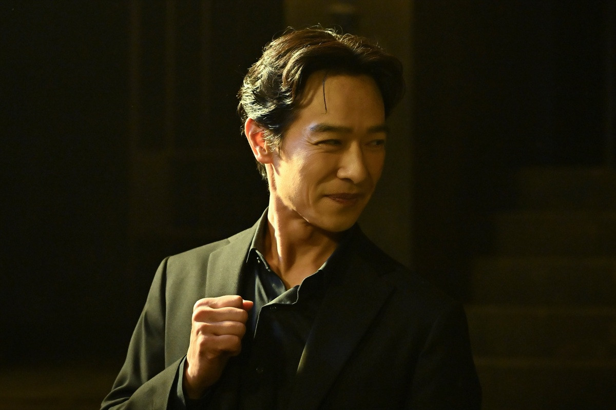 『VIVANT』“リュウ”堺雅人、ベッド搬入→上裸で汗だく　ネット騒然「地上波で流していいやつ？」「胸筋すご！」