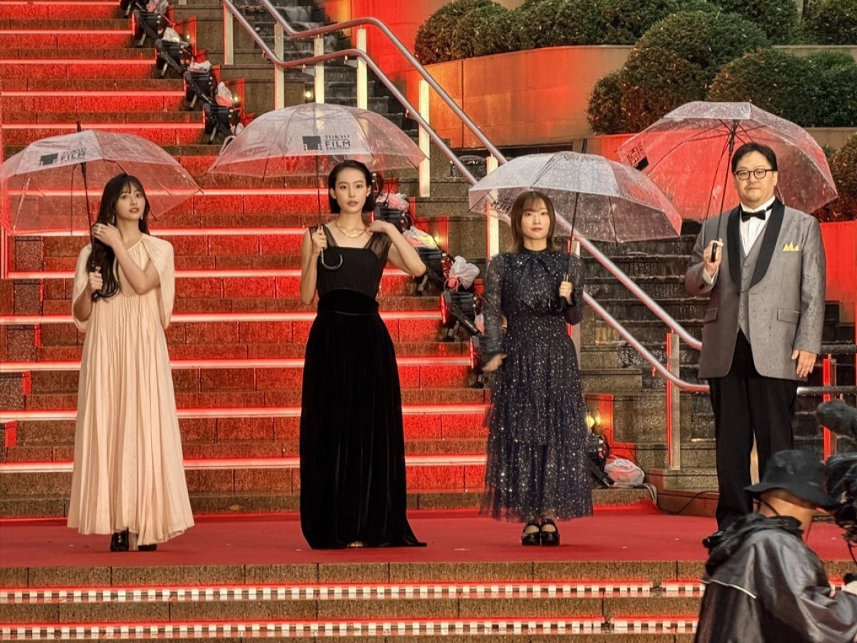 井上和、エレガントなピンクドレスで会場を魅了　南沙良はオールバックでクールに＜第39回東京国際映画祭＞
