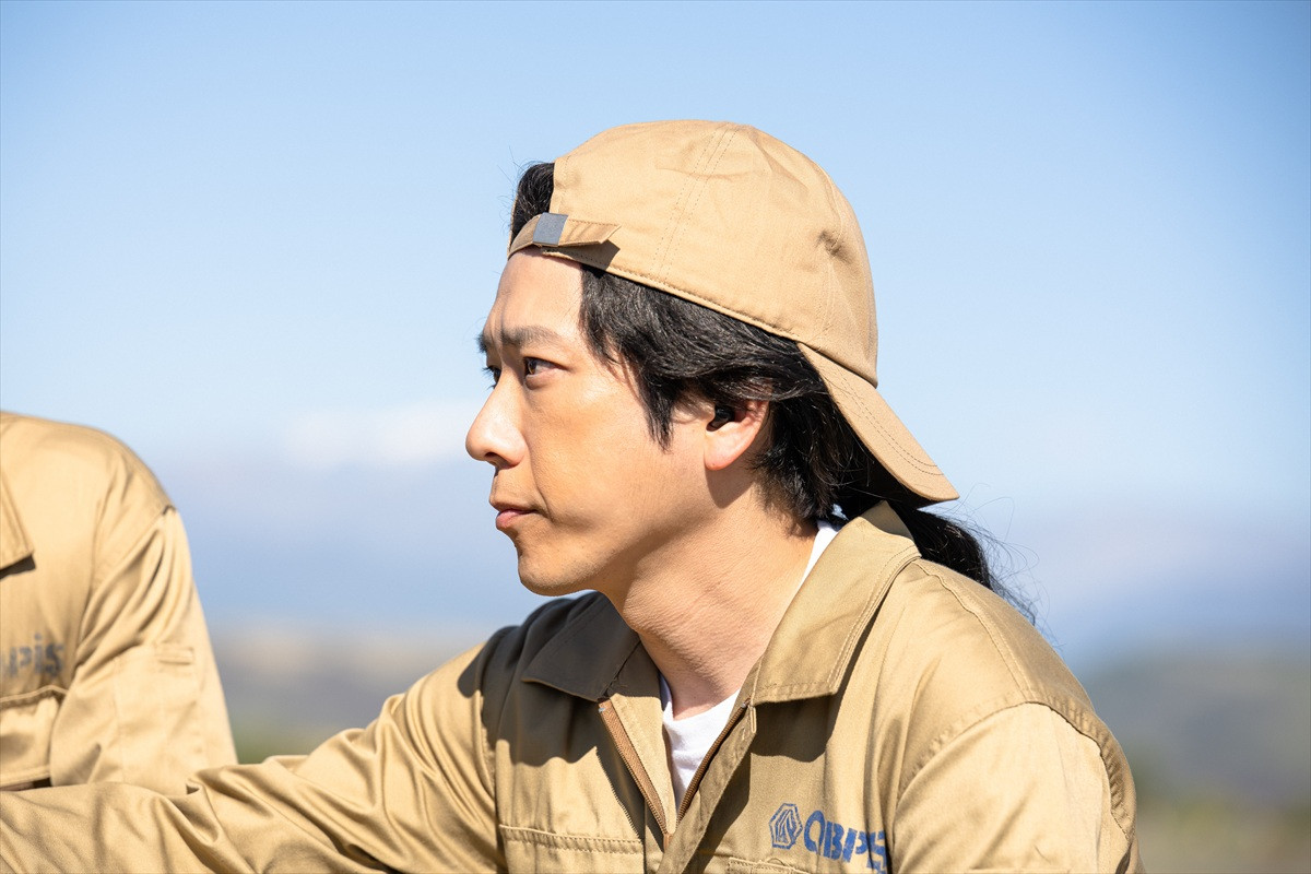 『VIVANT』“ノコル”二宮和也「お前誰だ？」“F”堺雅人との“にらみ合い”に騒然「顔が近すぎる…」「キスしそう」