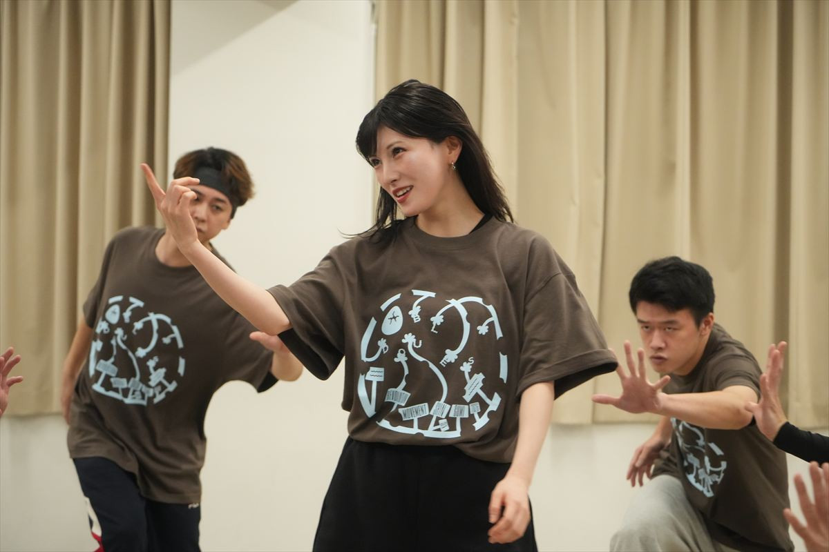 村山彩希＆岡田奈々が歌に殺陣に躍動！　つかこうへい革命ミュージカル、稽古場レポート