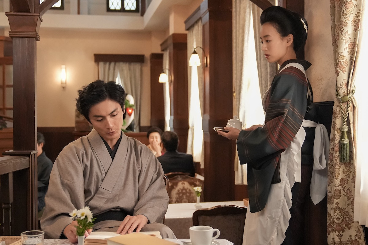 明日の『ブラッサム』“珠”石橋静河、“黒崎”遠藤憲一に自作の短編小説を手渡す