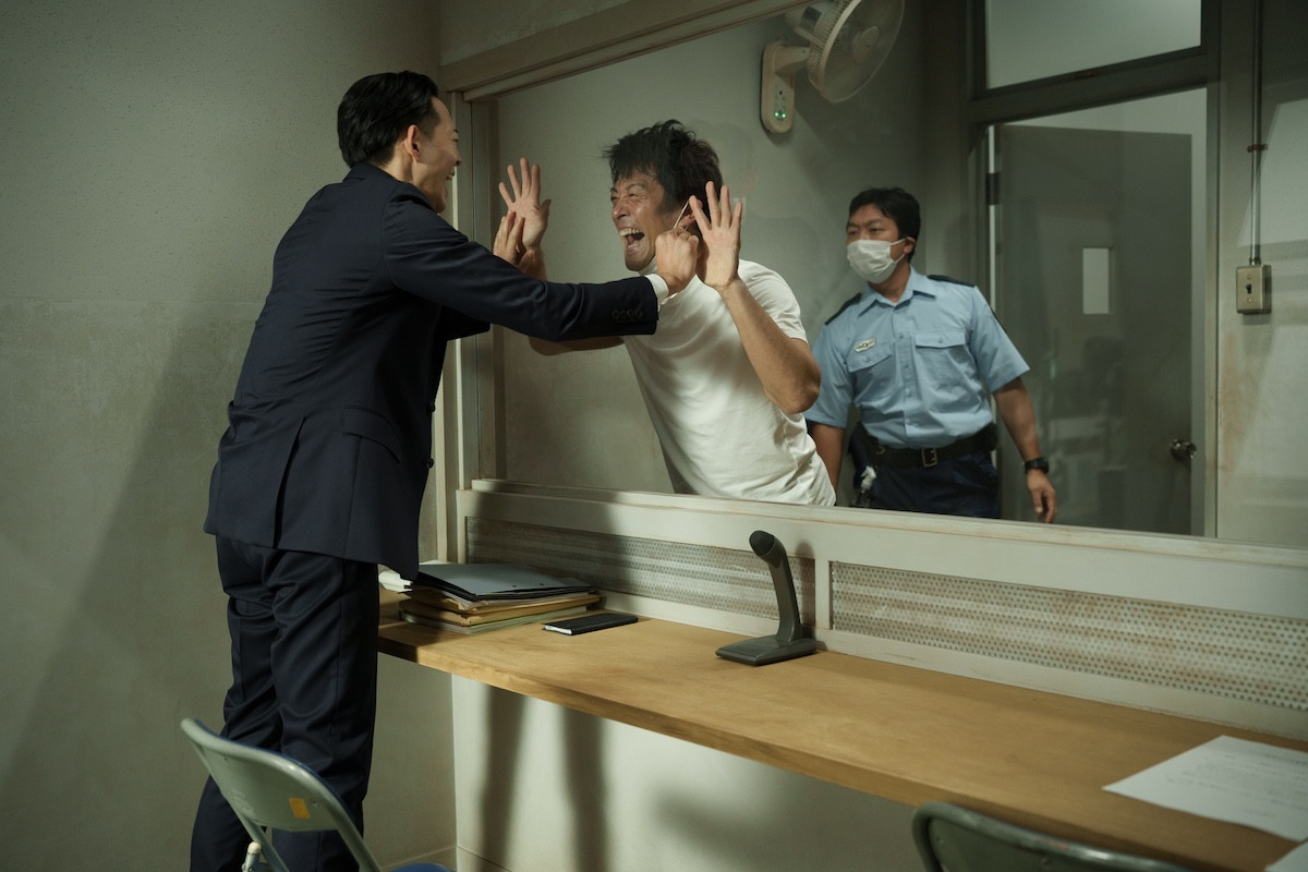 竜星涼、映画『負けへんで』でクールな裁判官に！　法廷での凛々しい姿＆感情あらわな場面写真解禁