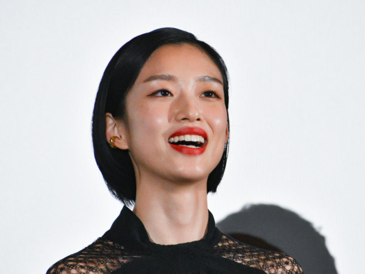 石原さとみ、太ももチラ見せ！　大人の余裕を感じるブラックコーデ　河合優実とドレス競演