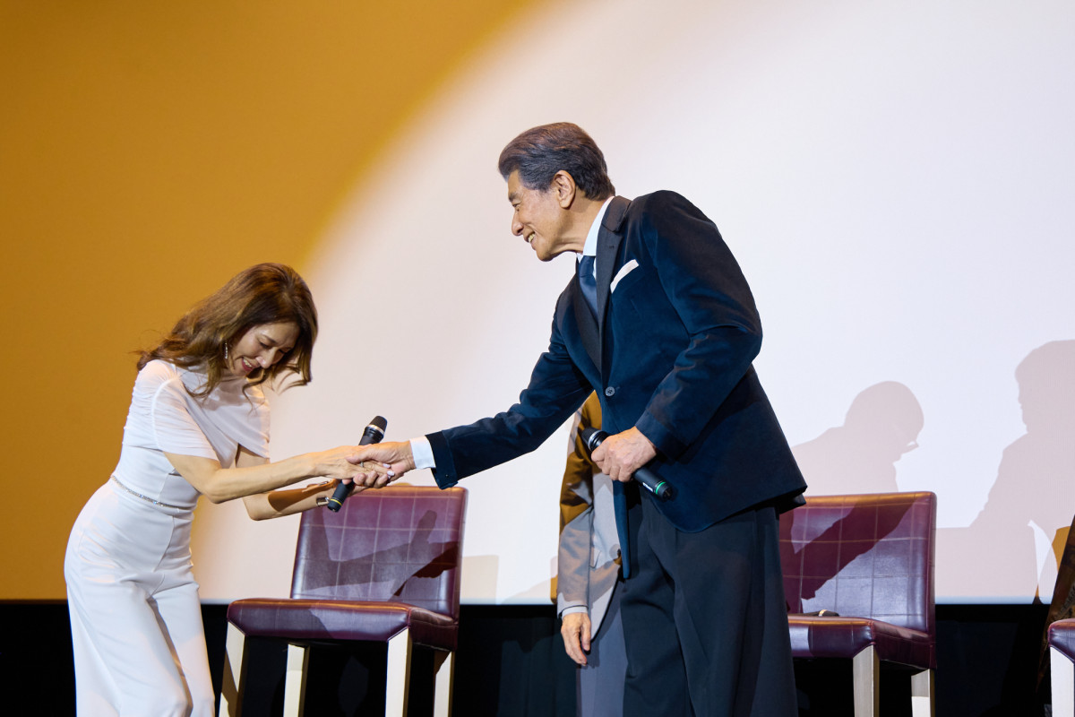 舘ひろし、横浜赤レンガ倉庫にサプライズ登場　『あぶ刑事』40周年「熱い思いです」