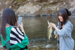 左から柳乃莉（吉本此那）、真理萌（仲村悠菜）　映画『つりこまち』場面写真