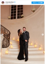 夫デヴィッド・ベッカムとの2ショット　※「ヴィクトリア・ベッカム」インスタグラム