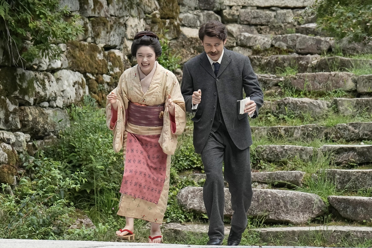 『ばけばけ』“ヘブン先生”トミー・バストウ、“トキ”高石あかりとは「撮影が始まった頃から夫婦のような空気感がある」