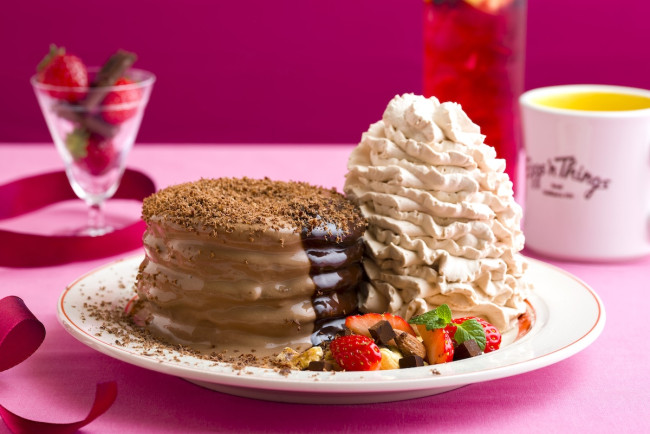 「Eggs ’n Things」バレンタイン限定メニュー登場！ “チョコレート×ストロベリー”のとろけるパンケーキなど展開