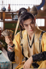 慕声を演じたディン・ユーシー