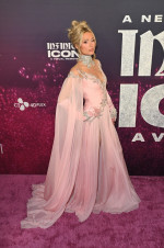 パリス・ヒルトン、自身のドキュメンタリー映画『Infinite Icon： A Visual Memoir』プレミアに登場