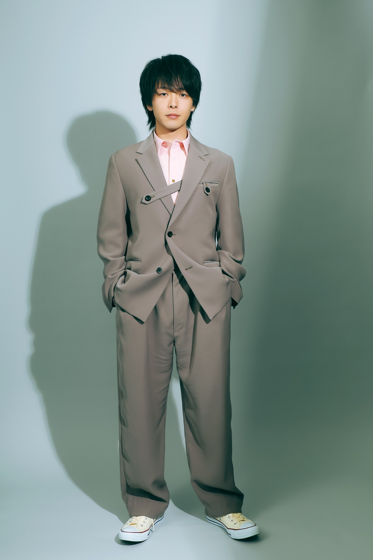 中村倫也「汗をかかずにお金をもらうのが怖い」　“容易な成功”への抵抗と仕事の美学