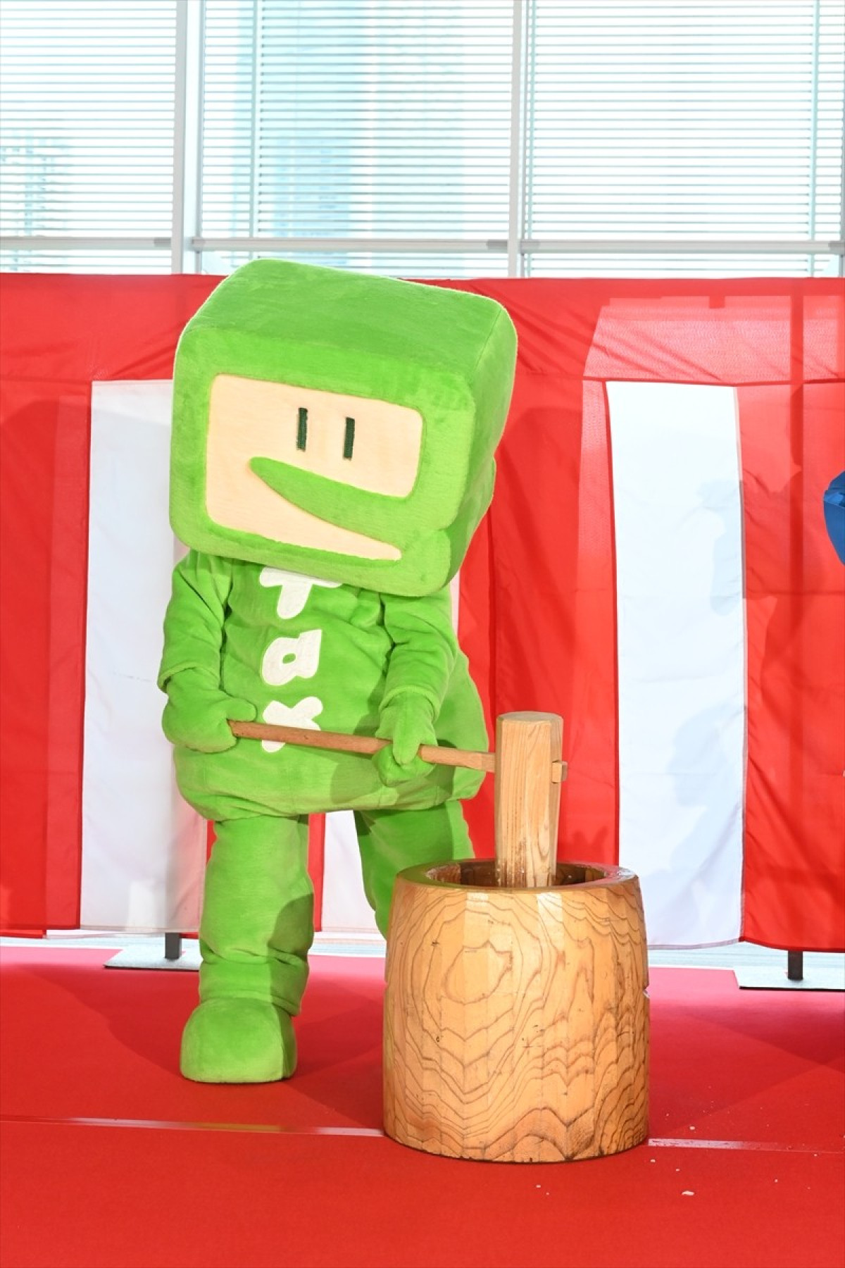 松嶋菜々子、約10kgの杵で餅つき　「全然大丈夫」と余裕の表情