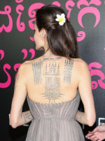 アンジェリーナ・ジョリー、背中に彫られた仏教の祈りの言葉