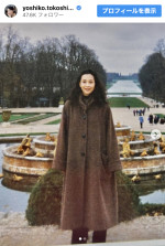 ヴェルサイユ宮殿の噴水の前で撮影されたソロショット　※「床嶋佳子」インスタグラム