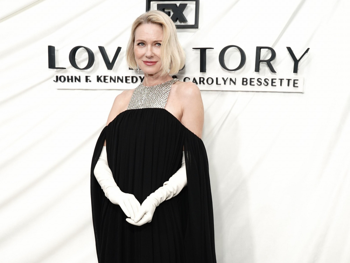 ナオミ・ワッツ、エレガントなドレス姿でレッドカーペットに登場