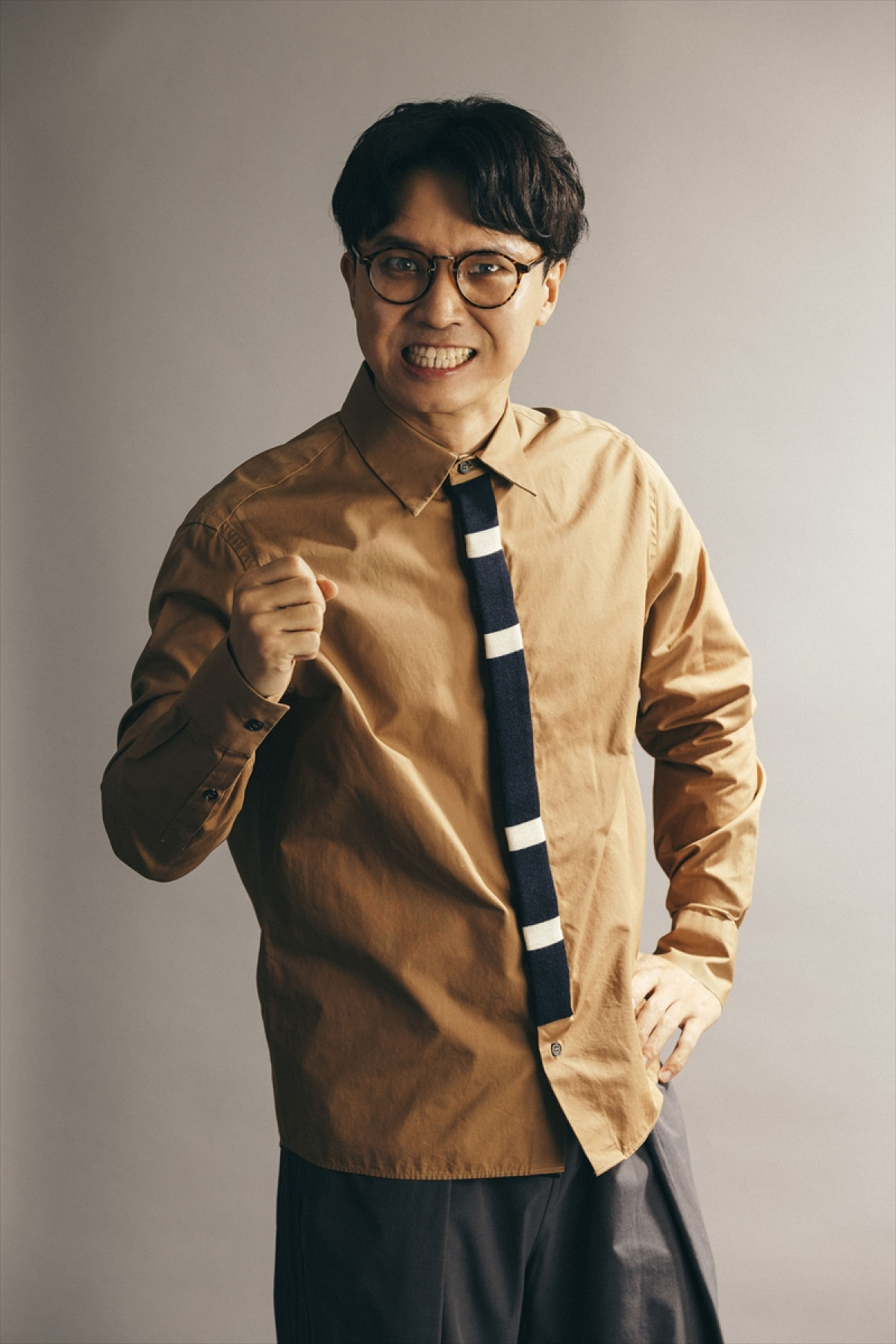 松岡昌宏『はがきの王様』メインビジュアル解禁　松田好花、ピエール瀧らのソロショットも