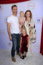 ジェームズ・ヴァン・ダー・ビーク＆妻のキンバリーさんと子どもたち