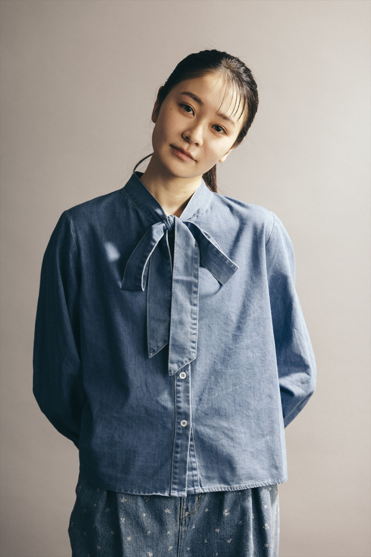 松岡昌宏『はがきの王様』メインビジュアル解禁　松田好花、ピエール瀧らのソロショットも