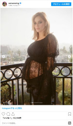 シアーなルックで第1子妊娠を公表　※「サマラ・ウィーヴィング」インスタグラム（＠samweaving）