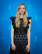 アマンダ・サイフリッド、ベルリン国際映画祭『アン・リー／はじまりの物語』フォトコールに登場