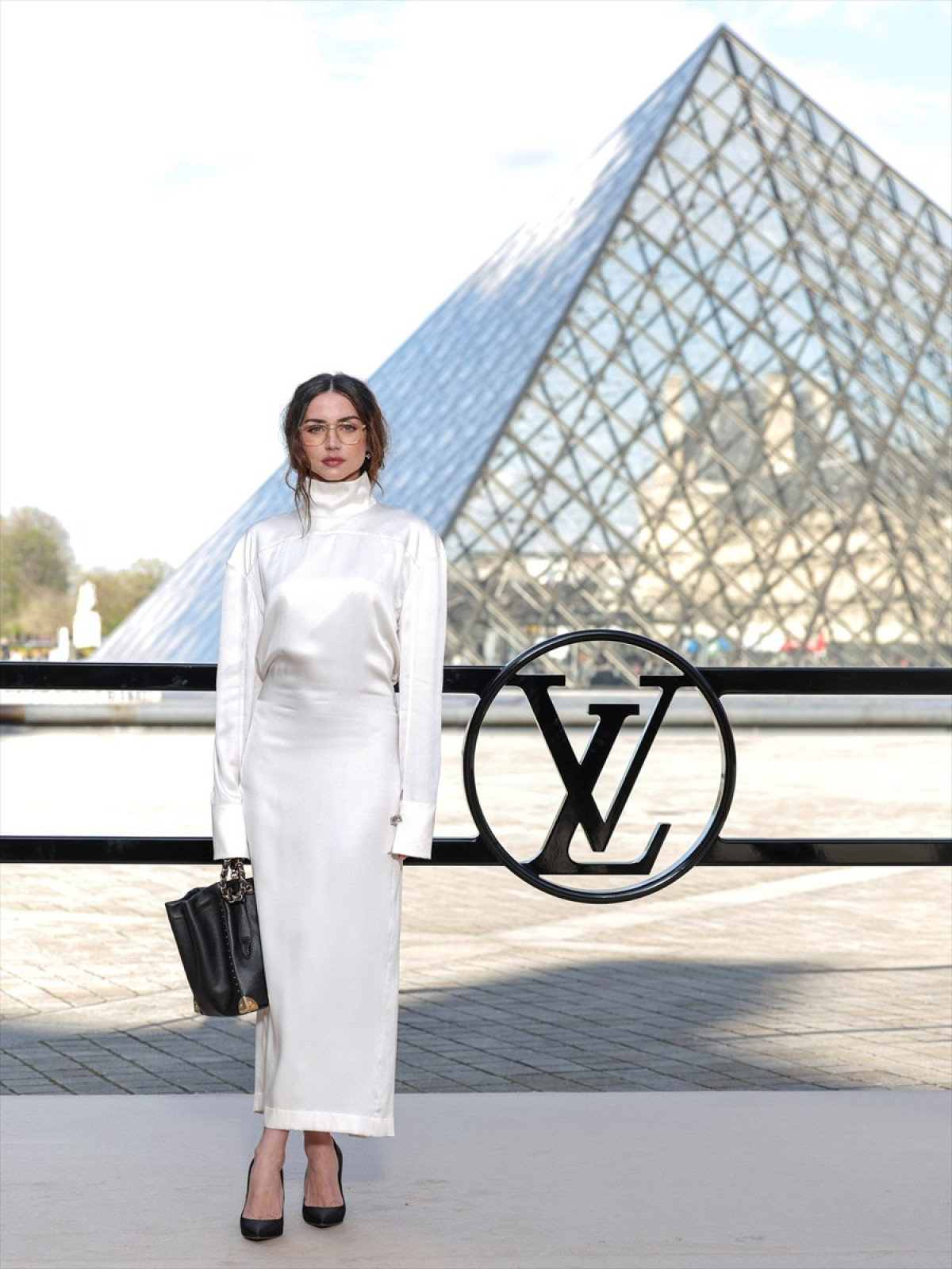 アナ・デ・アルマス、ルイ・ヴィトンのショーでキュートなメガネ姿披露　中条あやみ&BLACKPINKリサらも来場