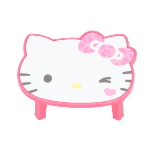 サンリオ、“折りたたみテーブル”＆“ラグマット風キーホルダー”がカプセルトイに！　小さな部屋を表現できる