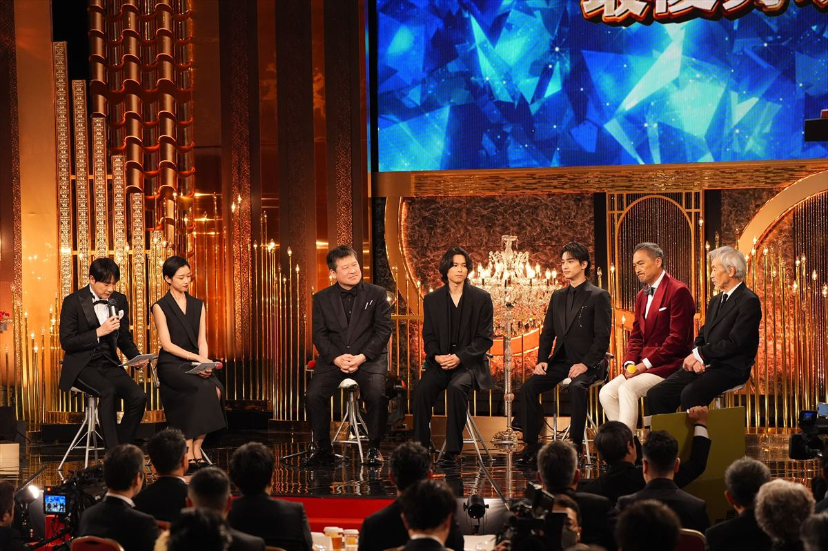 ＜第49回日本アカデミー賞＞佐藤二朗、最優秀助演男優賞を初受賞！「これは泣くなー」感極まる！　共演・山田裕貴も号泣