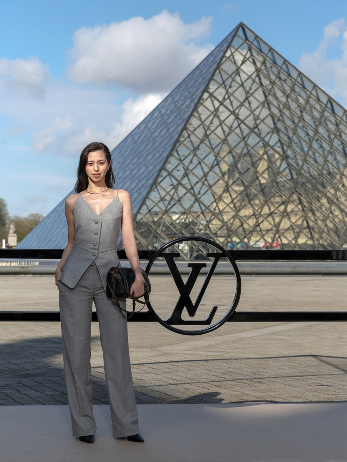 アナ・デ・アルマス、ルイ・ヴィトンのショーでキュートなメガネ姿披露　中条あやみ&BLACKPINKリサらも来場